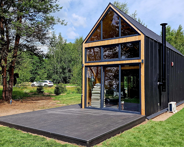 Advantages and disadvantages of wooden decking